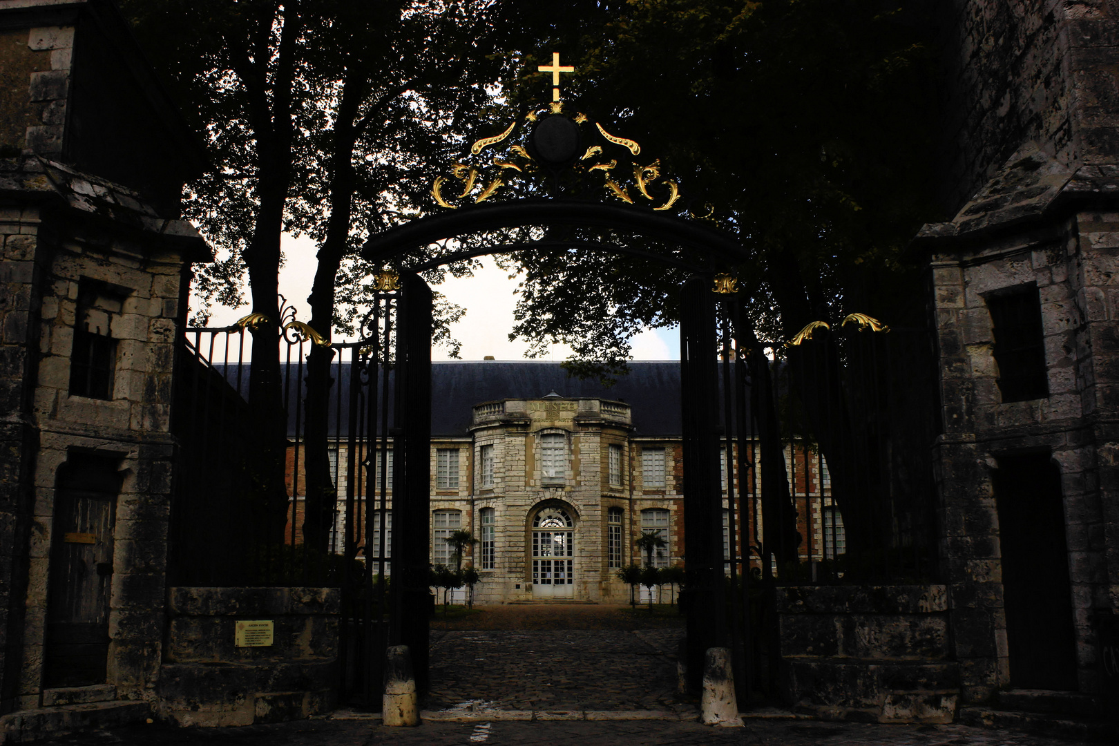 La grande maison au fond de son allée