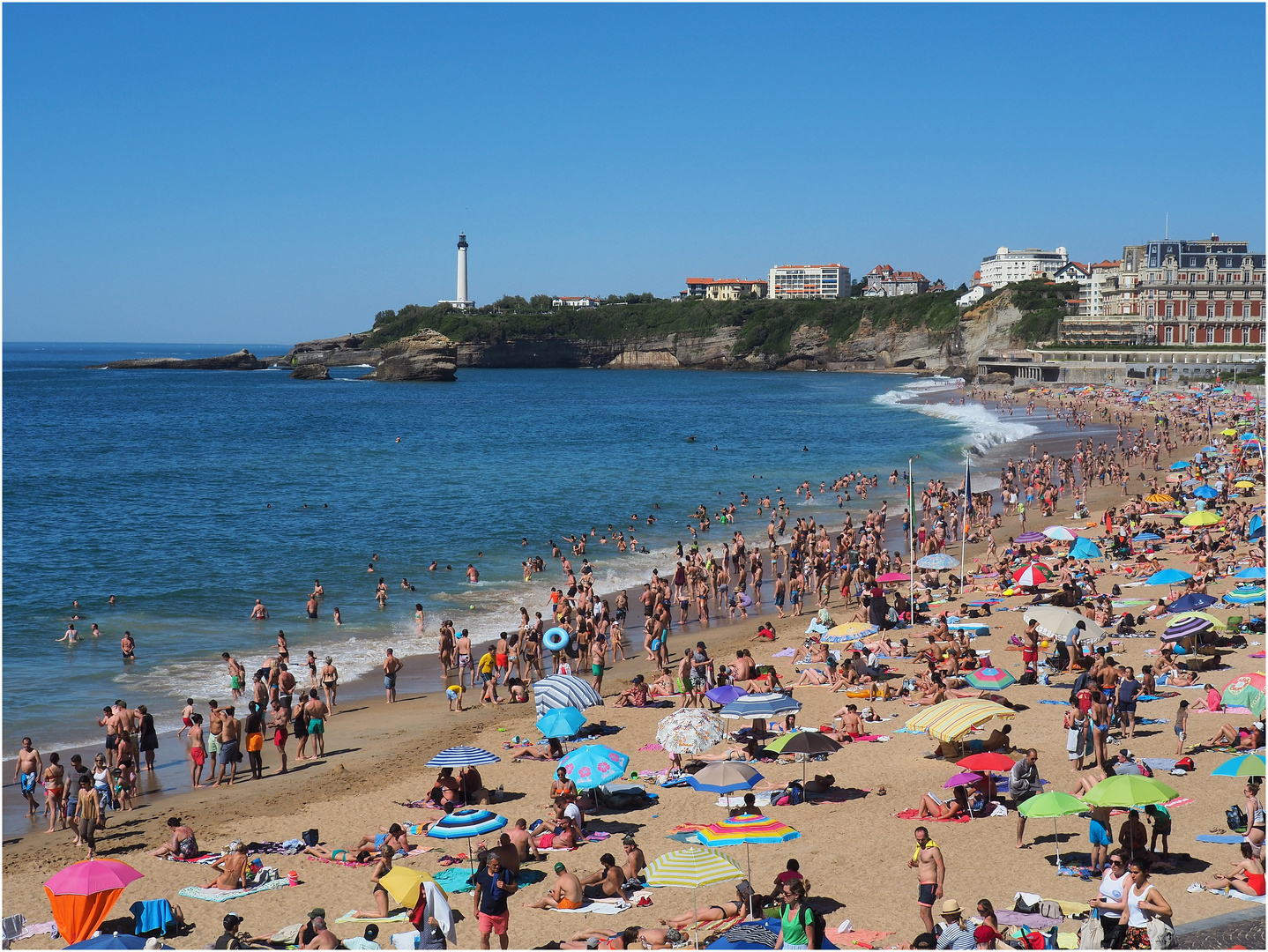 La Grande Plage et le phare, un jour d’affluence estivale