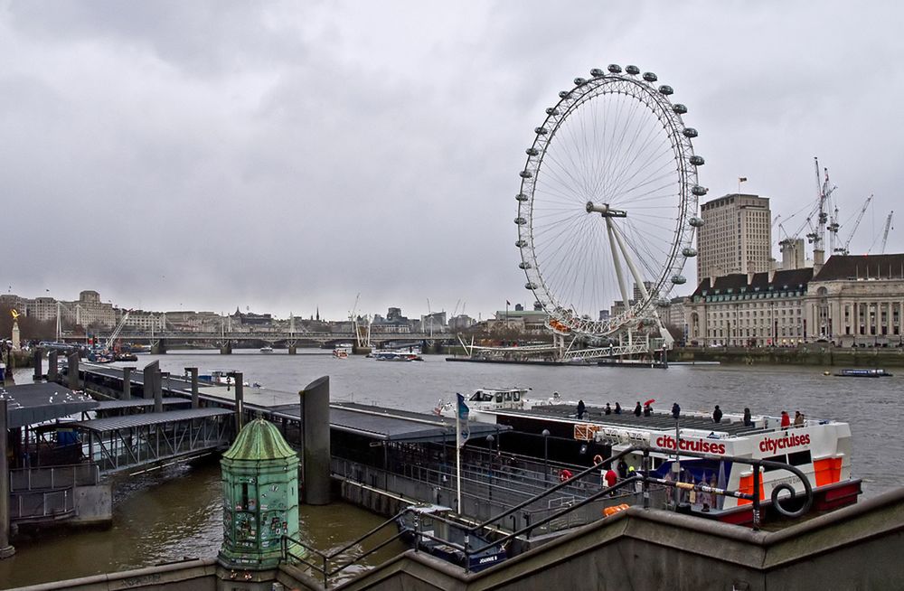 La grande Roue «  London Eye » et la Tamise vues du pont de Westminster  