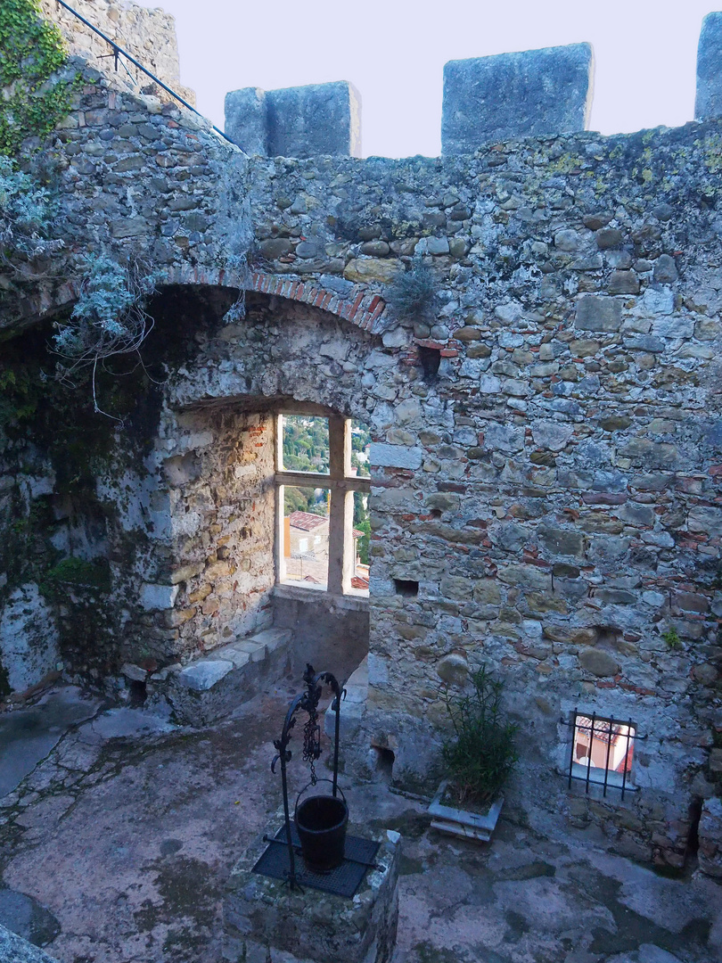 La grande salle  -  Château de Roquebrune