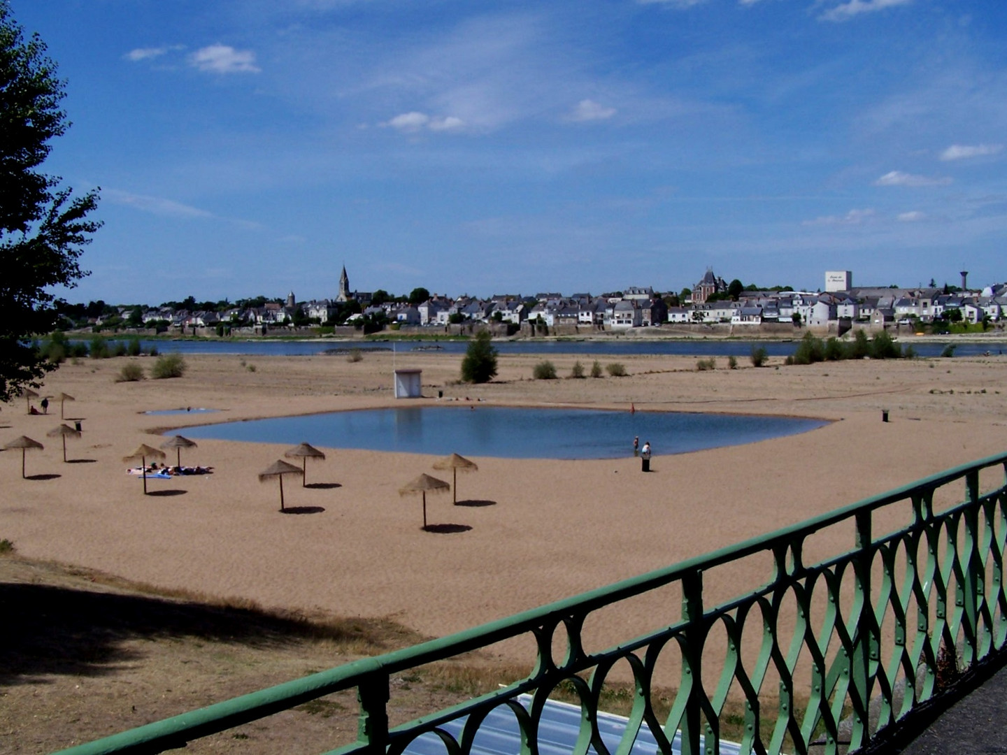 La grève transformée en plage avec piscine éphémère, chaque été à Ingrandes-sur-Loire (49)