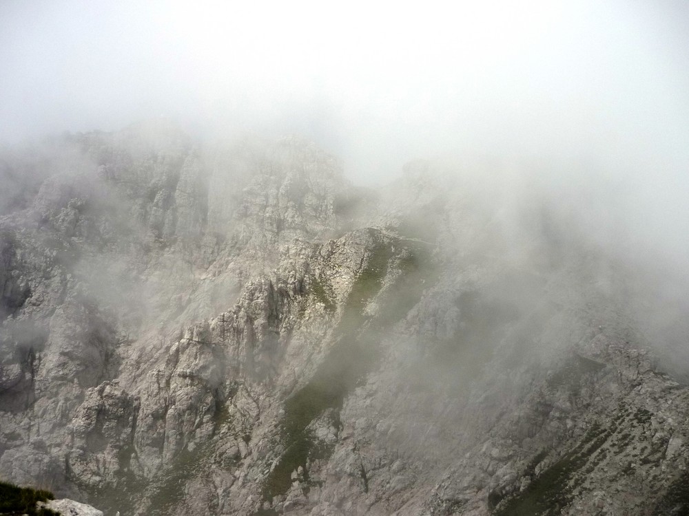 -- La Grignetta nella nebbia .....