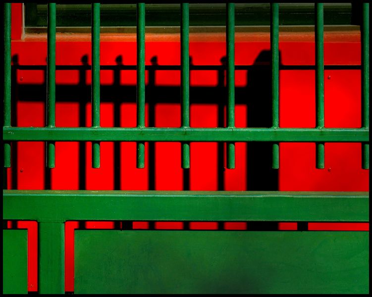  La grille verte sur fond rouge 