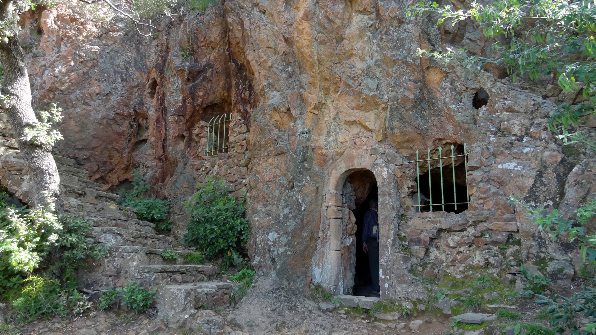 La grotte-chapelle de Saint-Honorat dans l'Estérel