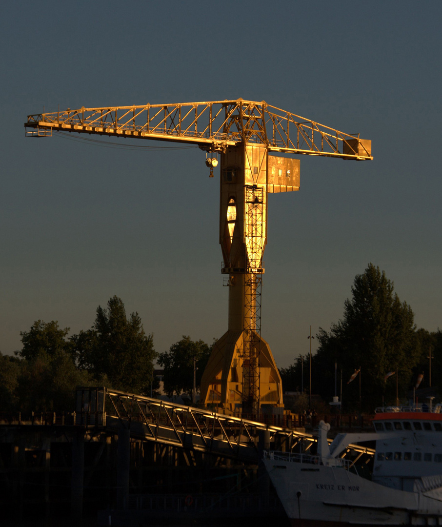 la grue Titan au coucher du soleil