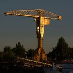 la grue Titan au coucher du soleil