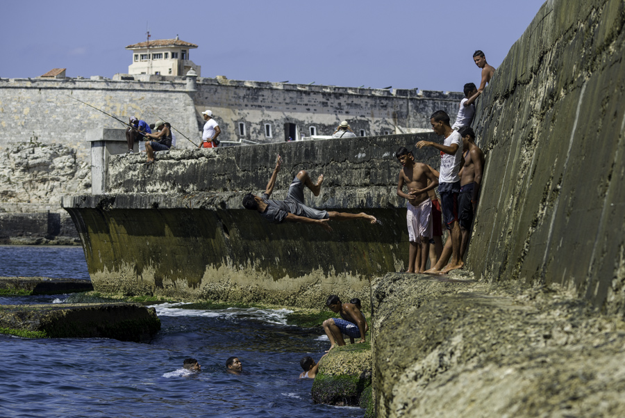 La Habana / Malecon / children playing