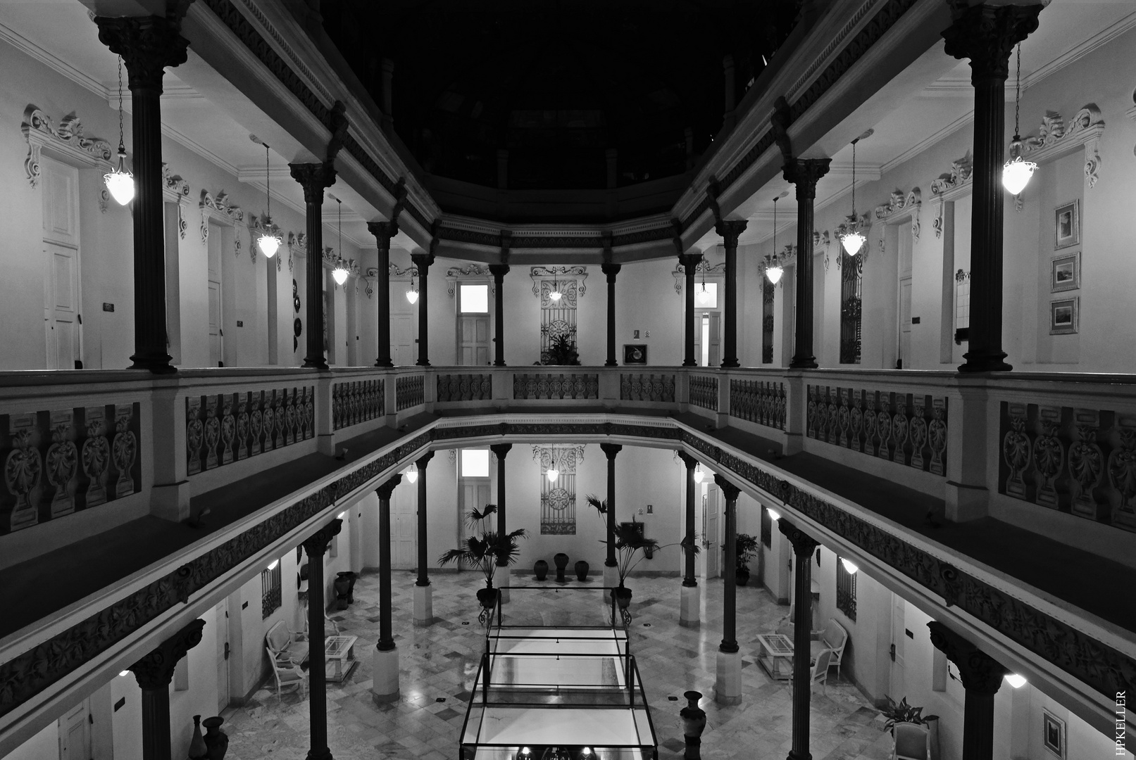 La Habana VIII, Atrium inside Hotel Raquel.