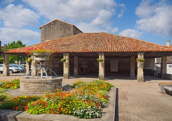 La halle de Chef-Boutonne (Deux-Sèvres)