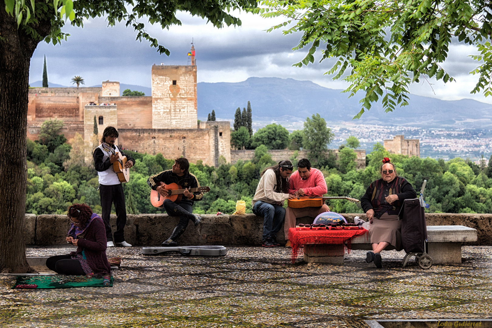 La hippy, los guitarristas y la vendedora de castañuelas