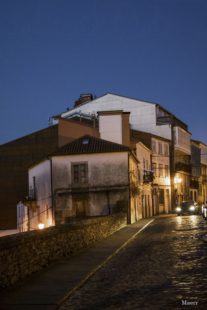 La hora azul en un antiguo barrio de Santiago