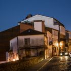 La hora azul en un antiguo barrio de Santiago