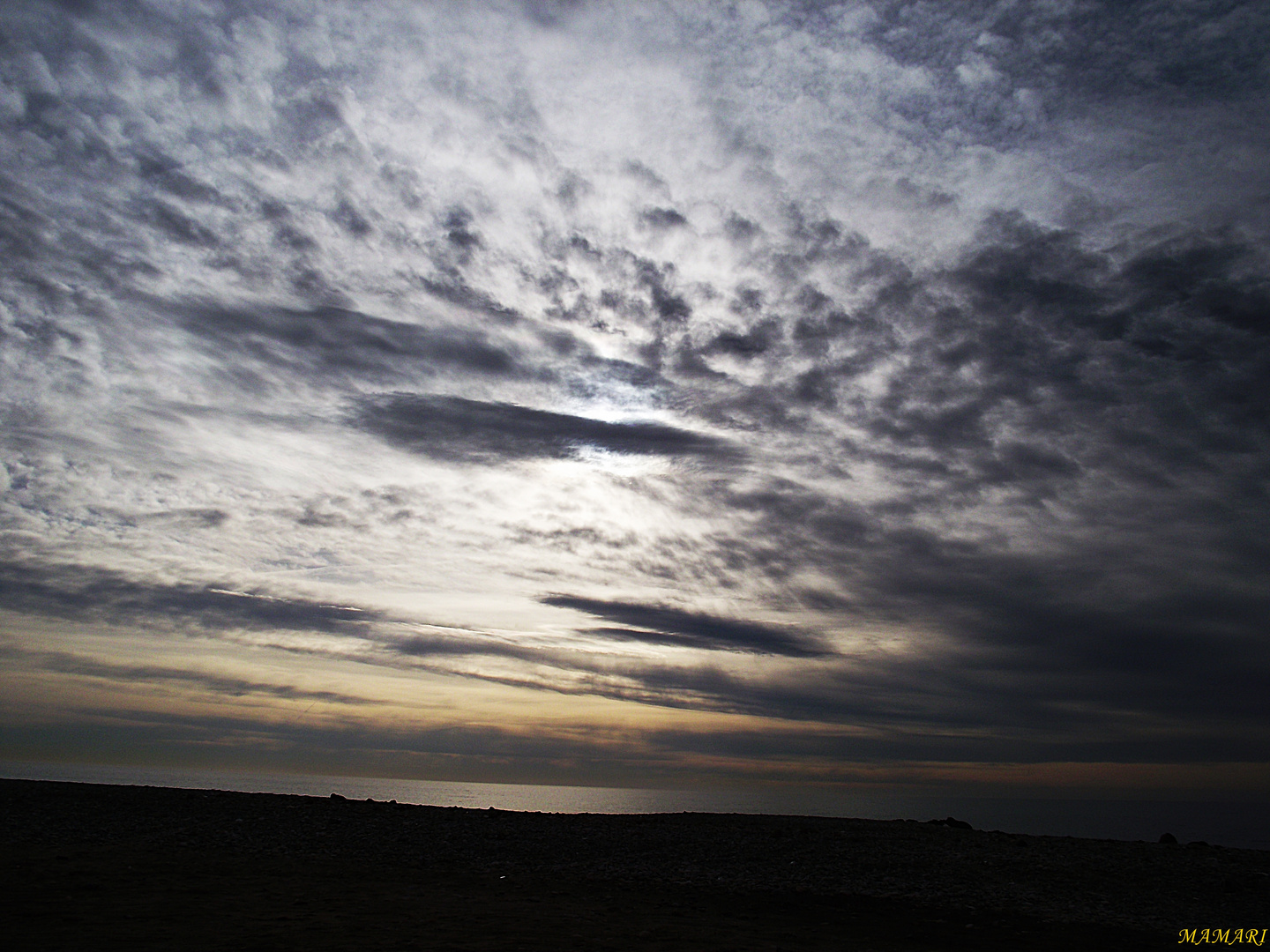 LA INMENSIDAD DEL CIELO SOBRE EL MAR Y LA TIERRA