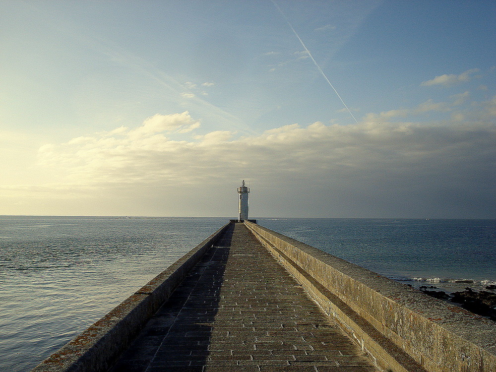 la jetée du port d audierne ( finistére )