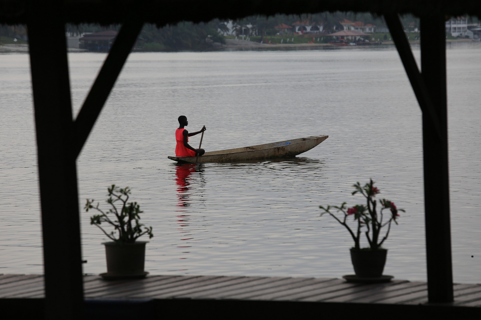 La jeune femme sur sa pirogue