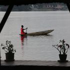 La jeune femme sur sa pirogue