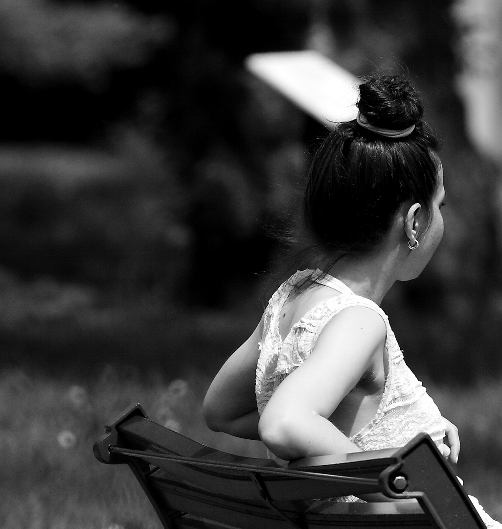 la jeune fille au chignon  