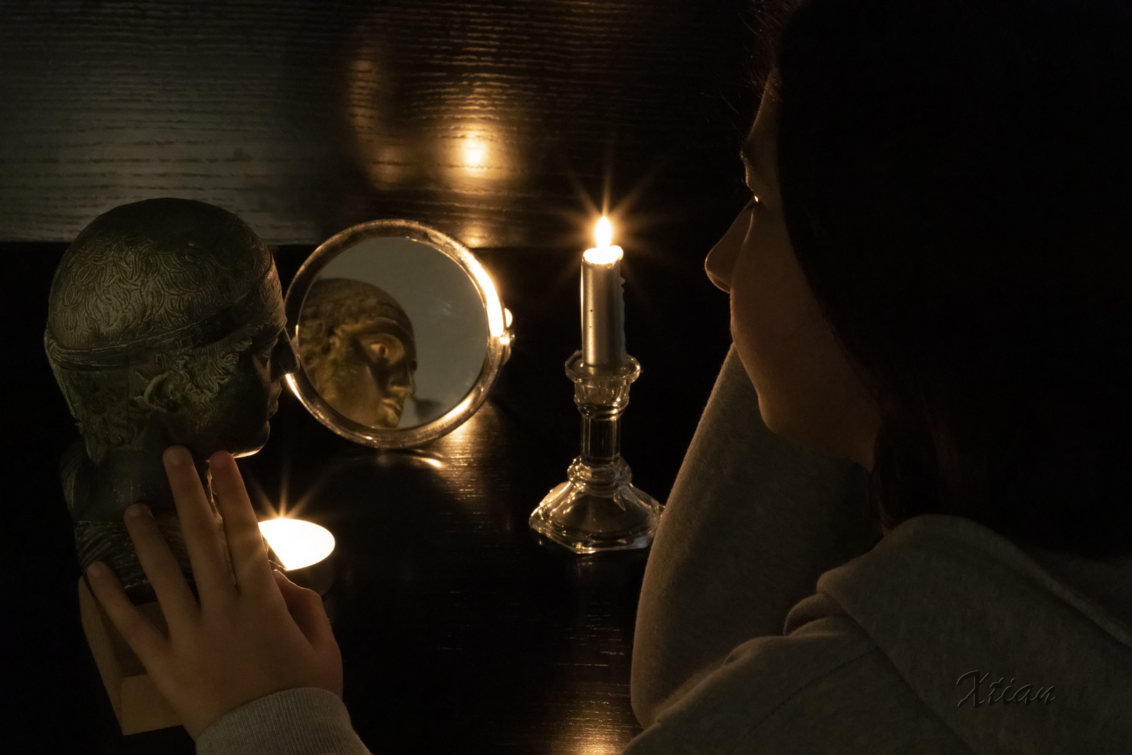 La jeune fille au miroir