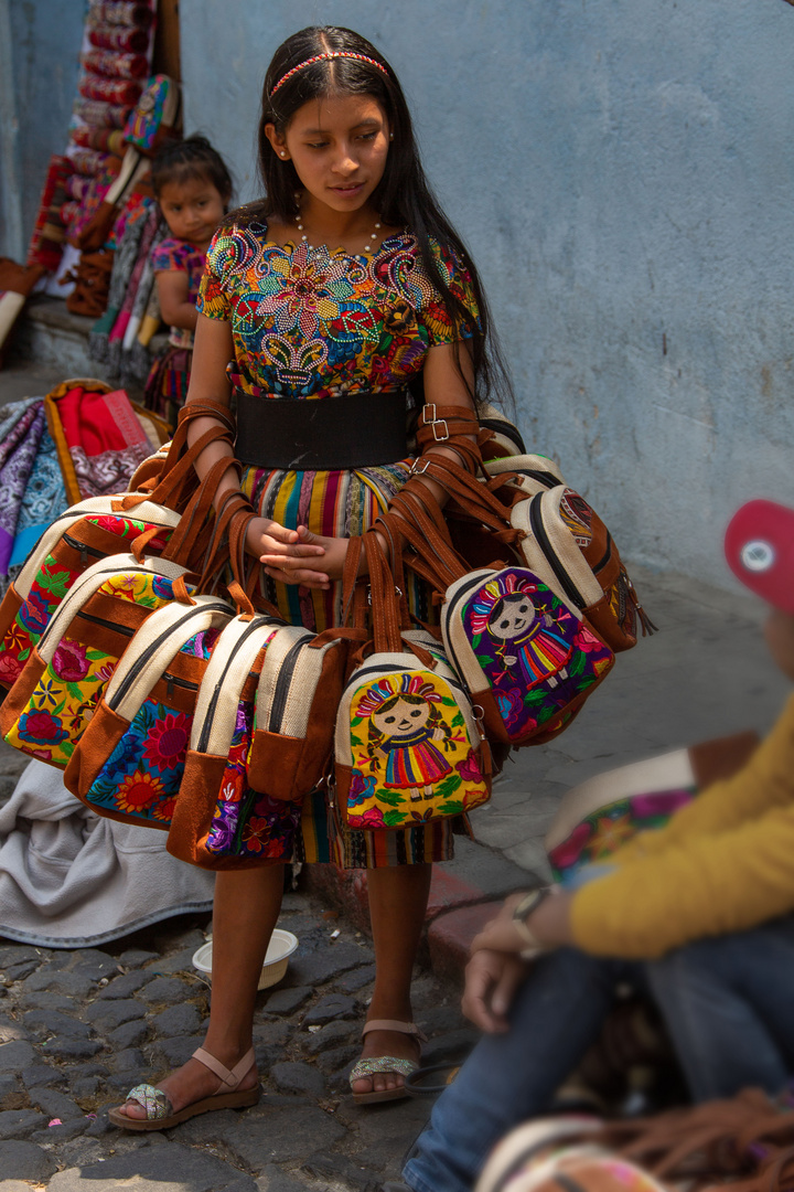 La jeune fille aux sacs, dans les rues d'Antigua.