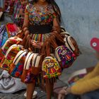 La jeune fille aux sacs, dans les rues d'Antigua.