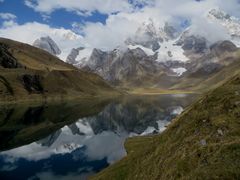 La Laguna Carhuacocha , con le cime dello Huayhuash