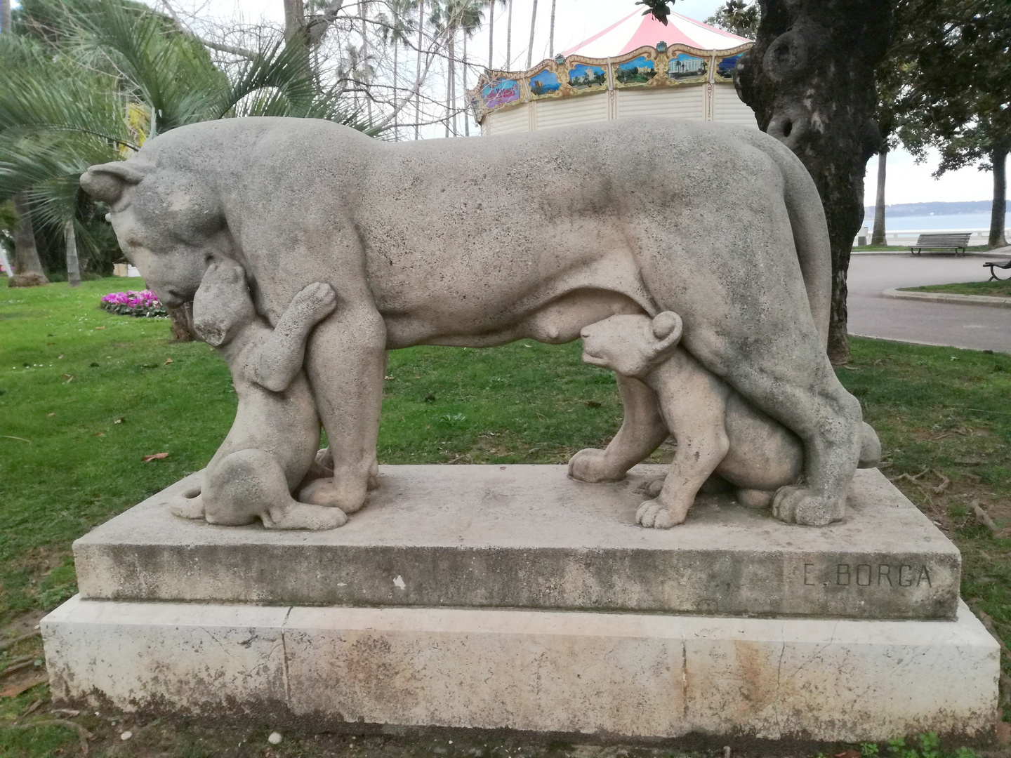 La lionne et ses 2 lionceaux ...