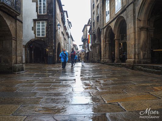 La lluvia en Santiago es preciosa, se refleja la ciudad en estas piedras milenarias talladas a mano.