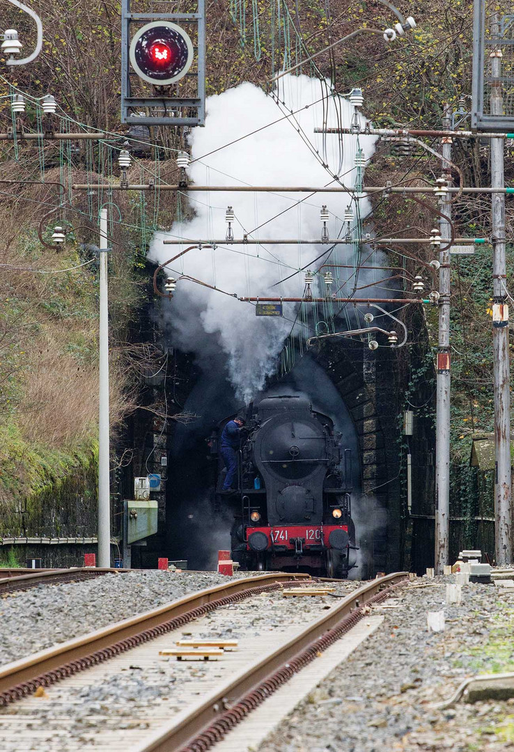 La locomotica FS 741.120 in arrivo a Pracchia sbuca dalla galleria dell'Appennino