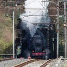 La locomotica FS 741.120 in arrivo a Pracchia sbuca dalla galleria dell'Appennino