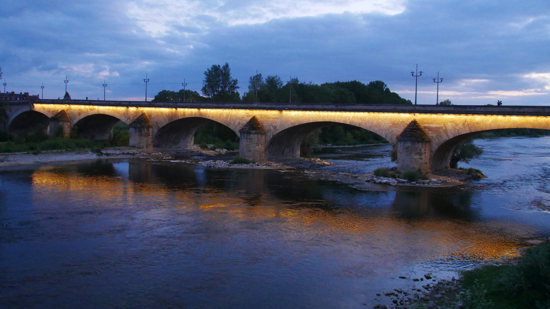 La Loire in Orléans by night