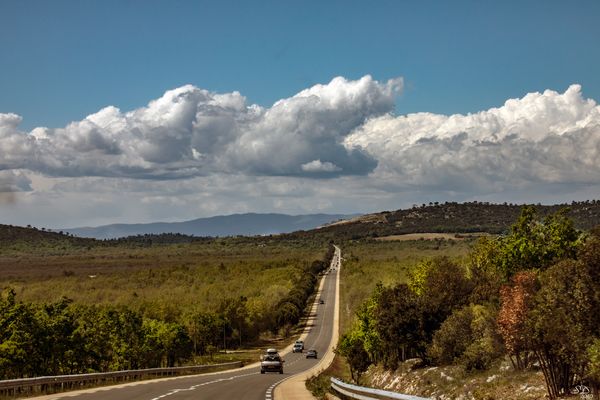 La Longue Ligne  ....... droite.