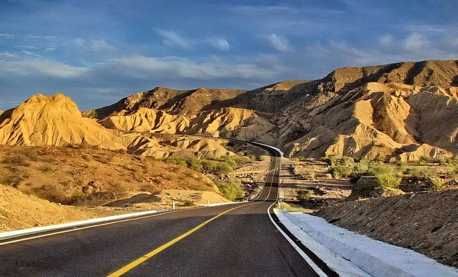 La longue route déserte