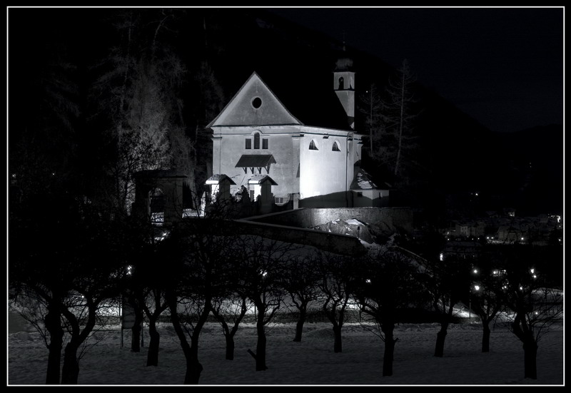 La luce di una Chiesa nel buio.