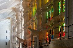 La lumière filtrée par les vitraux de la Sagrada Familia