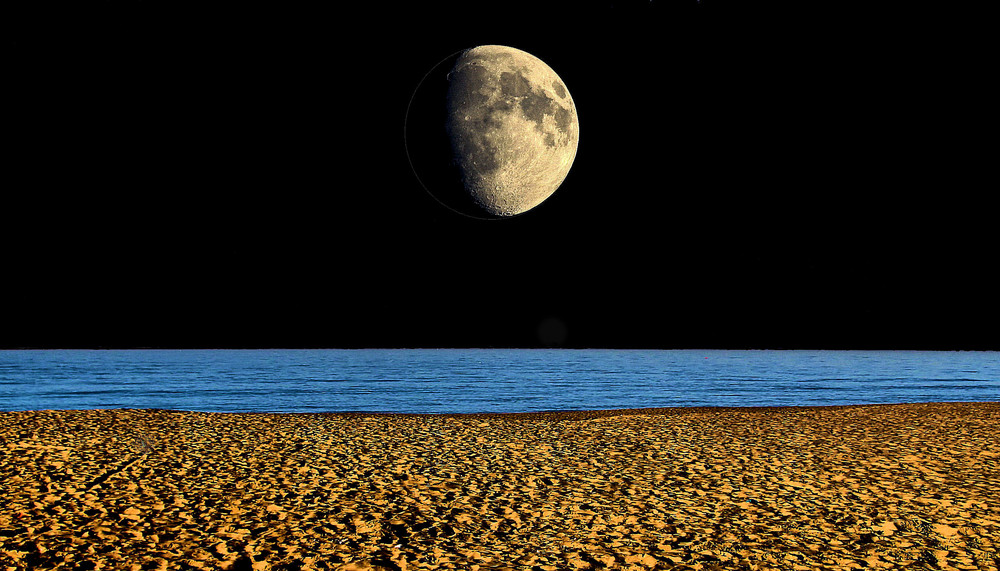 La luna cade in mare