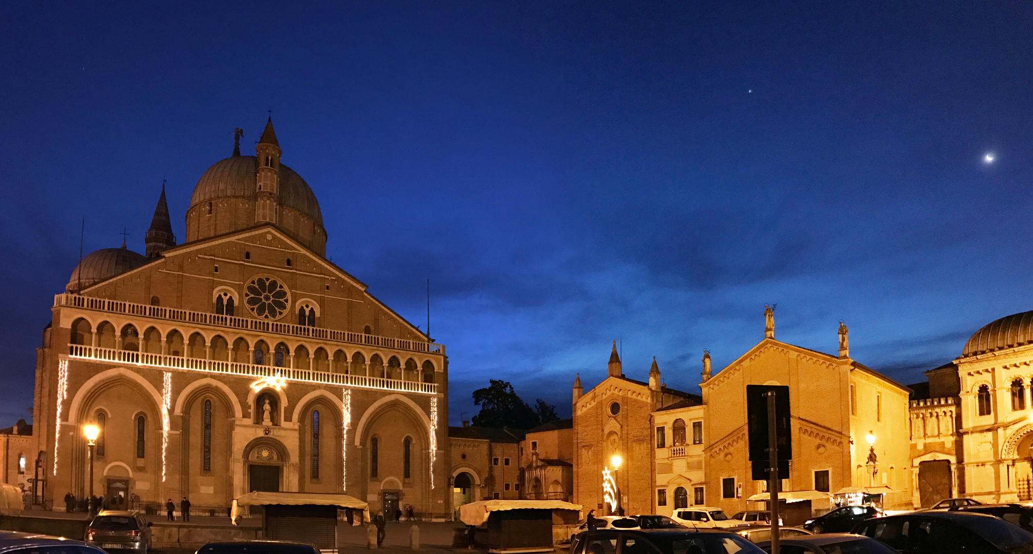 La Luna calante sulla Basilica del Santo, all'alba del giorno di Natale