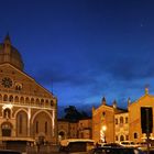 La Luna calante sulla Basilica del Santo, all'alba del giorno di Natale
