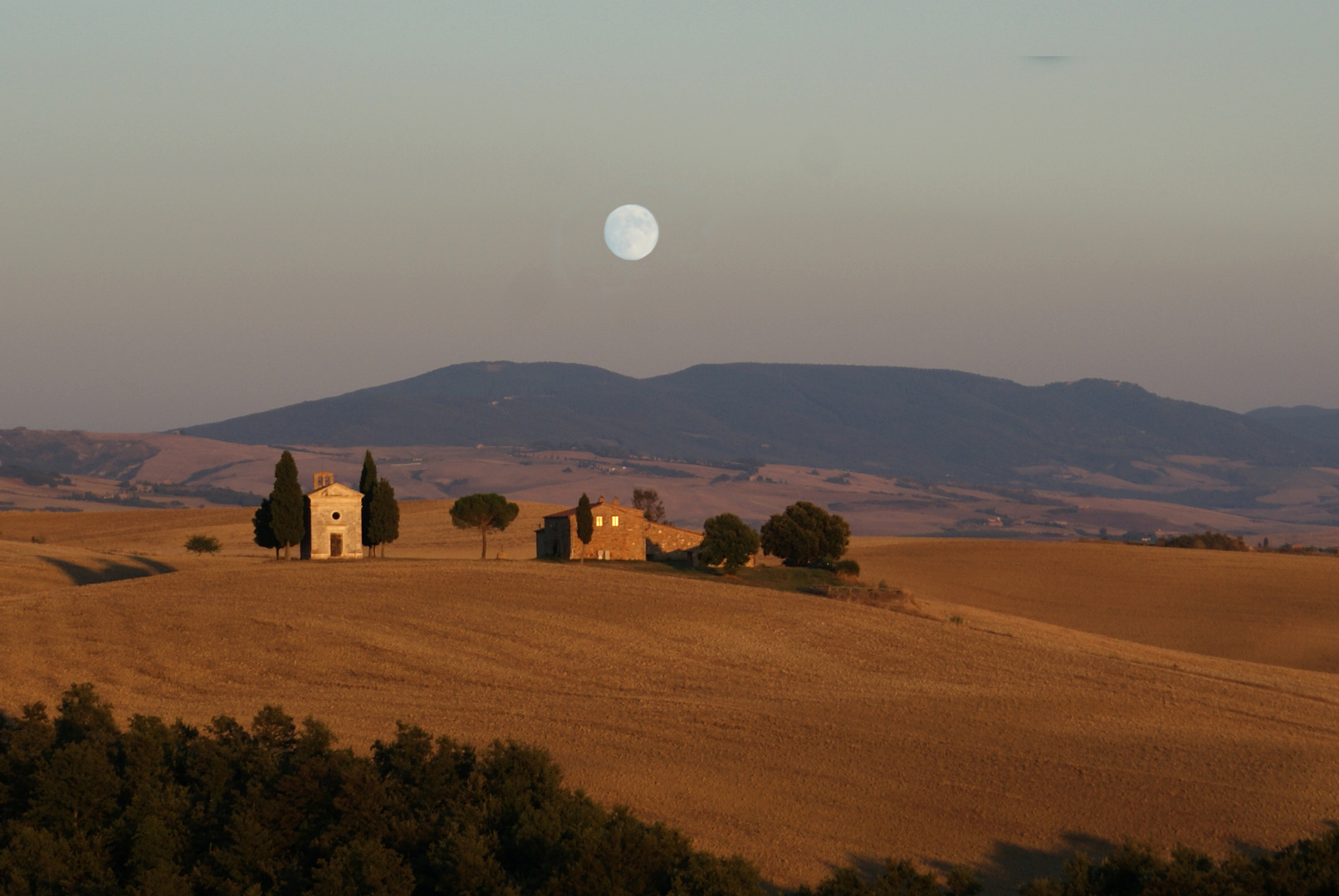 la luna che guarda il sole al tramonto