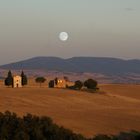 la luna che guarda il sole al tramonto