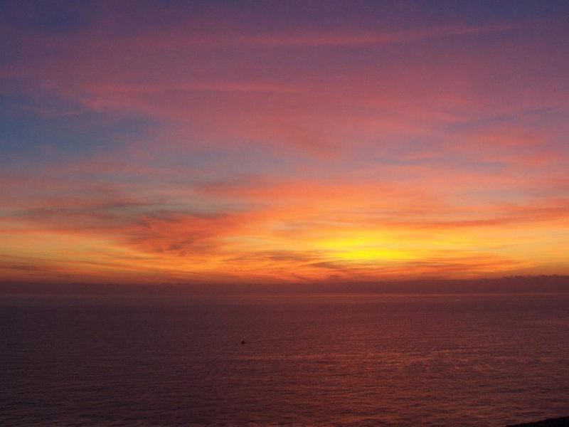 la luna disse al sole "ti amo" ..il sole arrossì e nacque il tramonto