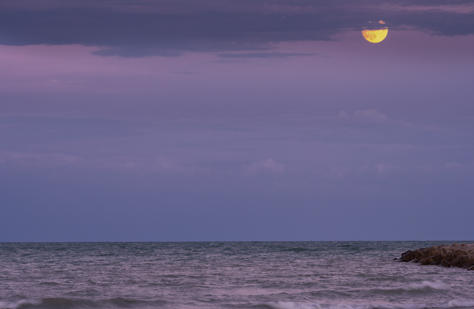 la luna e il mare