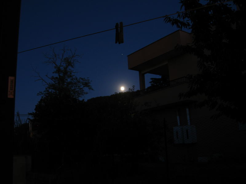 La luna e il suo piccolo satellite, sprazzo di una visione della mia finestra !