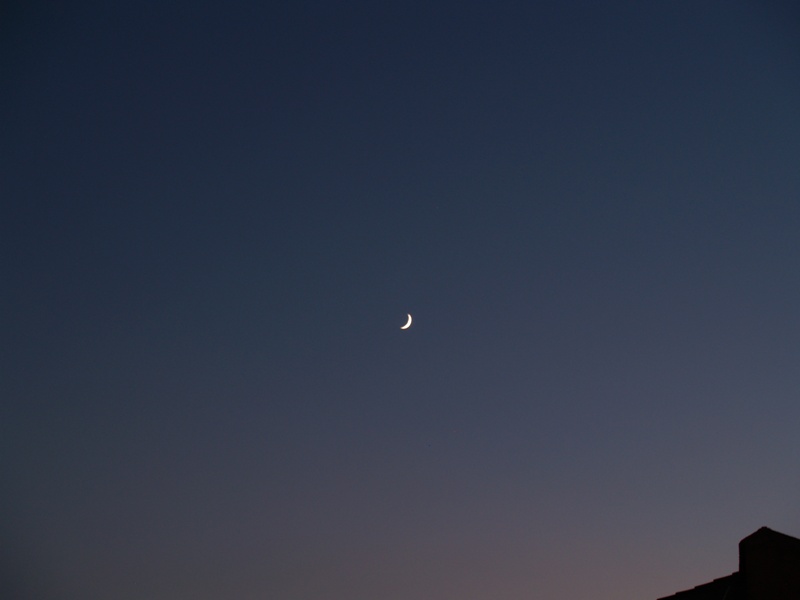 La luna e il tetto