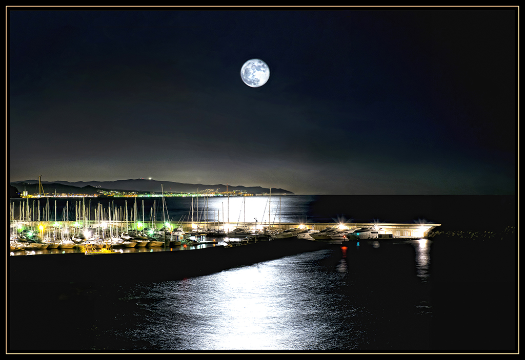 La luna ilumina el mar