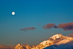 la luna piena sul Monte Bianco