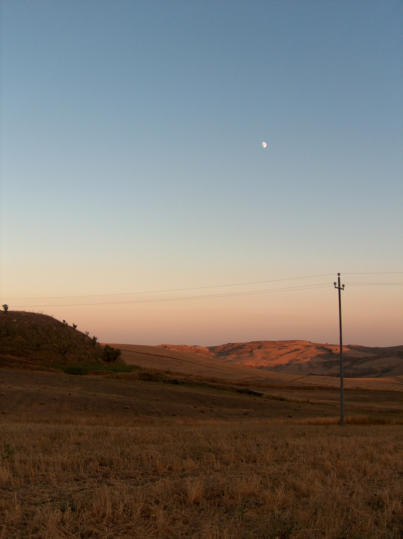 la luna si guarda un tramonto