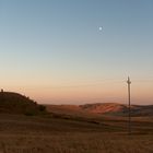 la luna si guarda un tramonto