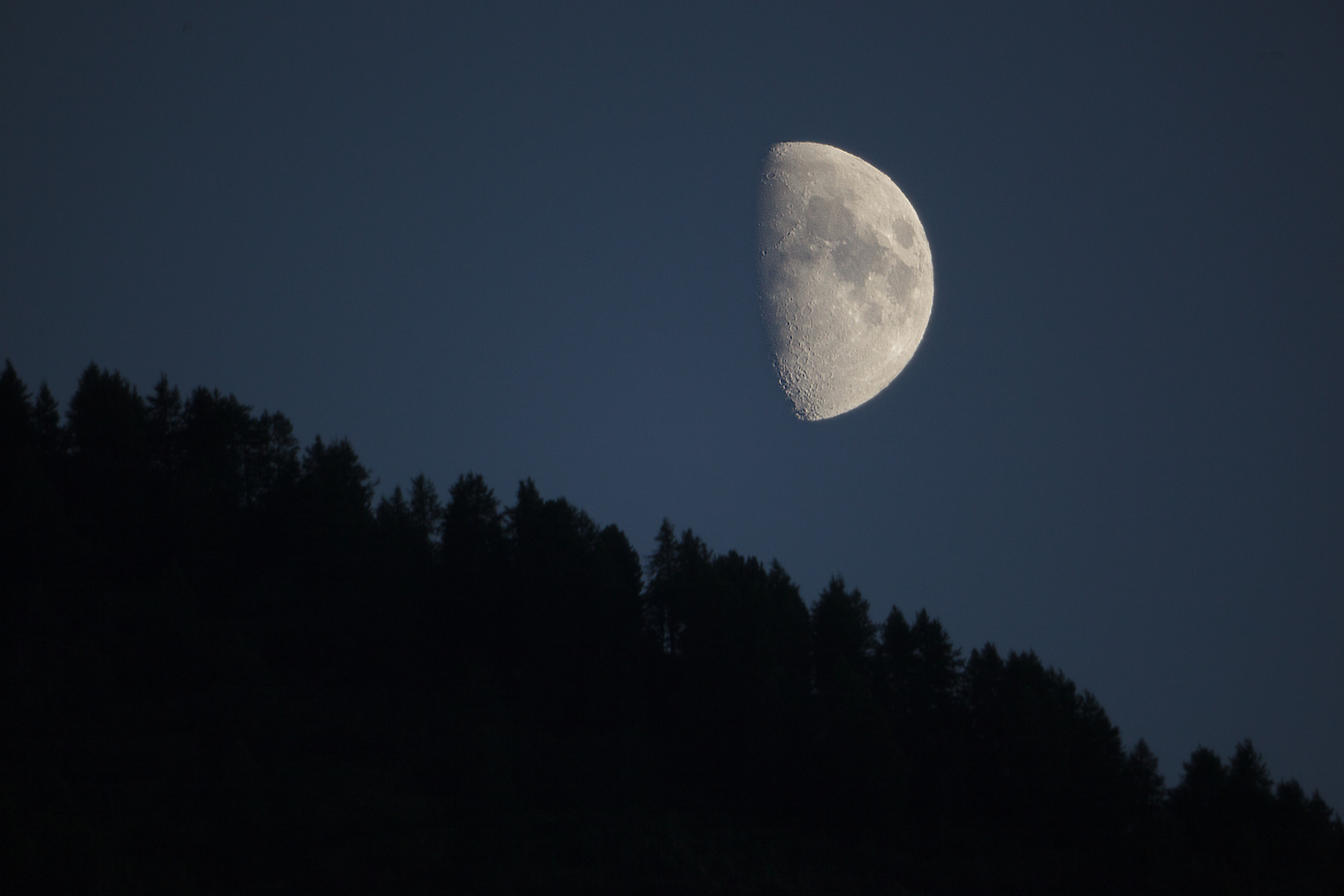 La Luna si nasconde dietro alla cresta