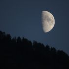 La Luna si nasconde dietro alla cresta