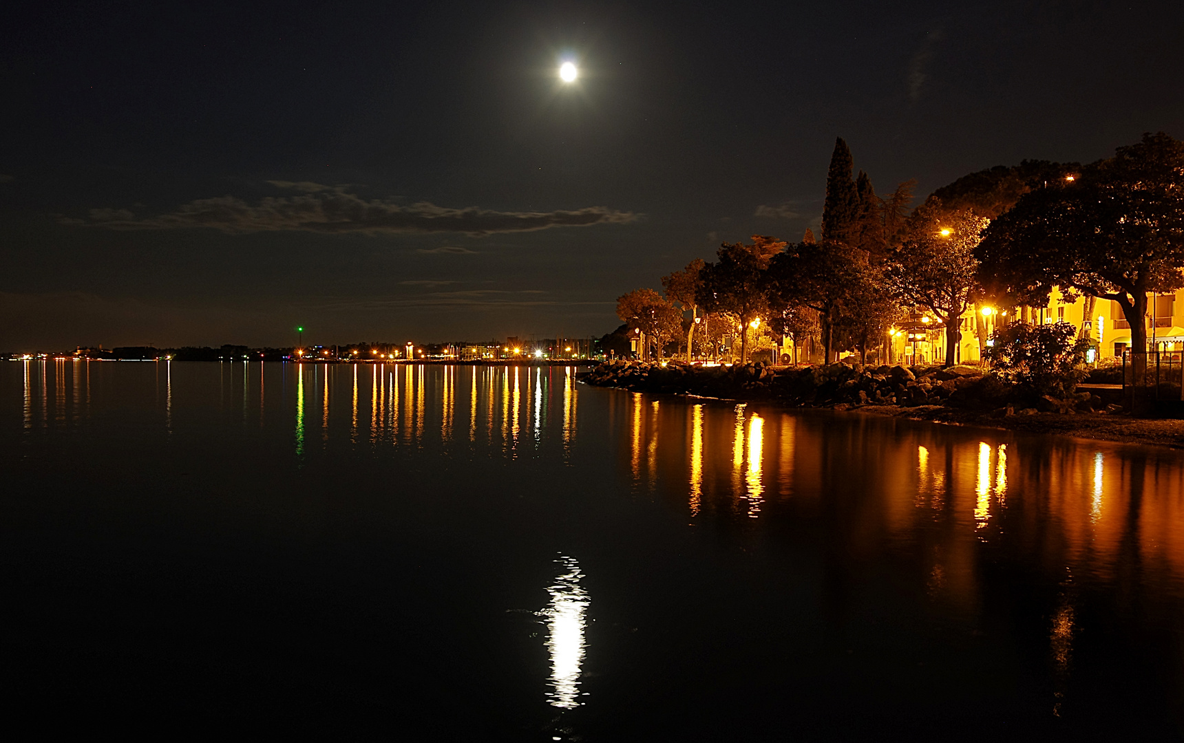 la luna si specchia.